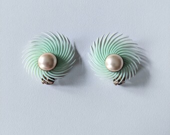 Vintage 1960s Mint Green Eyelash Plastic + Pearl Clip on Earrings