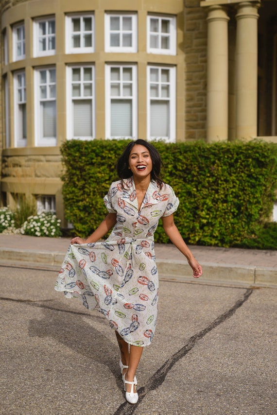 1940s 1950s Wagon Wheel Novelty Print Dress