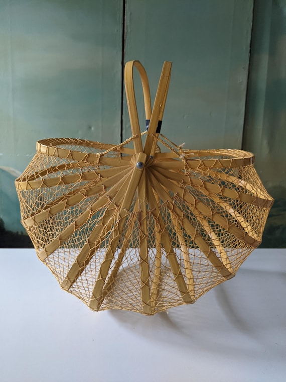 Vintage 1950s 1960s Yellow Bamboo + Fishnet Collapsible Basket Purse