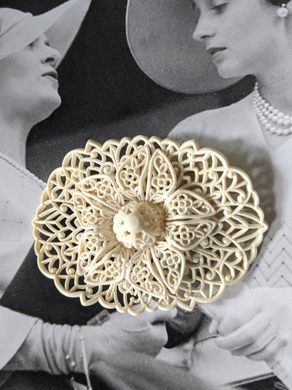 Vintage 1930s 1940s Lacy Moulded Plastic Brooch P… - image 1