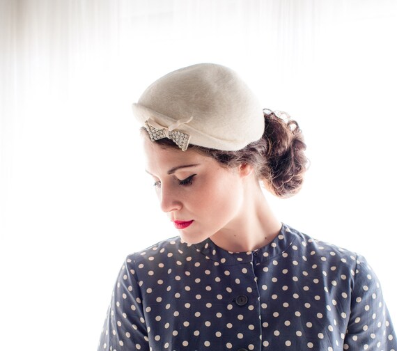 Vintage 1950s Cream Diamante Bow Hat