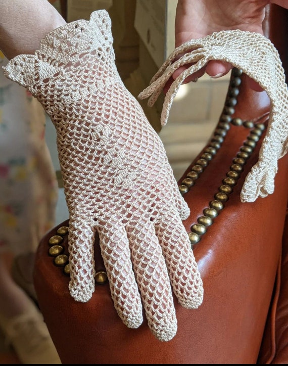 Vintage 1930s Crocheted Gloves - image 1