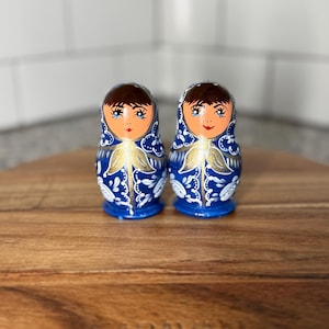 Matryoshka-style Salt and Pepper Shakers – Russian Nesting Doll Design, Hand-Painted, Wooden, Functional & Decorative, Vintage Home Decor