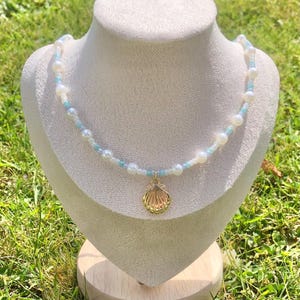 Collar de perlas y cuentas azules hecho a mano: colgante de concha de playa