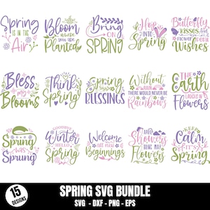 Op de afbeelding: Een set van 15 lente-thema SVG-ontwerpen met verschillende zinnen en illustraties. De ontwerpen bevatten zinnen zoals "De lente hangt in de lucht", "Bloei waar je bent geplant", "Breng de lente", "Spring in de lente", "Vlinderkusjes en bloemblaadjeswensen", "Zegen mijn bloemen", "Denk aan de lente", "Lentezegen", "Zonder regen zouden er nooit regenbogen zijn", "De aarde lacht in bloemen", "De lente is aangebroken", "Tot ziens winter, hallo lente", "Welkom bij alle nieuwe begin", "Aprilbuien brengen mei bloemen", en "Blijf kalm, het is lente".