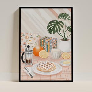 Puede incluir: Una ilustración de bodegón de una escena de desayuno con un waffle, una cafetera de prensa francesa, una taza de café, un plato de mantequilla, una pila de libros, una planta en maceta y fruta cítrica sobre un mantel a cuadros rosa y blanco.
