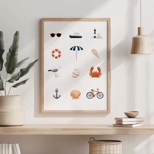 Puede incluir: Un cuadro enmarcado con ilustraciones de temática náutica. La obra incluye un barco, gafas de sol, un faro, un salvavidas, una sombrilla, una concha, una gaviota, un cangrejo, un ancla, una concha de vieira y una bicicleta. La paleta de colores es principalmente azul, naranja y marrón.