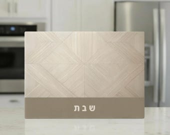 Bandeja de servir de vidrio templado, estilo judaico moderno, neutro y elegante para Shabat, con textura.