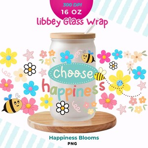 Può includere: Un involucro di vetro Libbey da 16 oz con coperchio in legno, con le parole "choose happiness", fiori e api. Il vetro presenta disegni floreali rosa, blu, gialli e bianchi. È visibile anche il testo "Happiness Blooms".