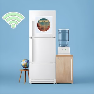 Könnte beinhalten: Ein weißer Kühlschrank mit einem Wasserspender und einem Globus auf einem Hocker. Ein Aufkleber auf dem Kühlschrank zeigt "Wifi Code:" mit einem Netzwerknamen und einem Passwort.