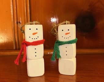 Handgefertigte Holz-Schneemann-Ornament mit Makramee Schal-Winter Home Decor