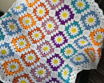 Manta de bebé tejida a crochet con cuadrados de abuela colorida y hecha a mano: decoración acogedora y vibrante para el hogar