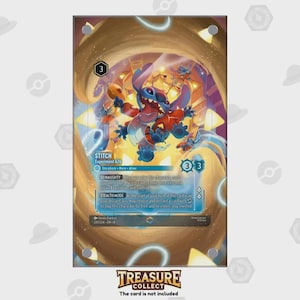 Peut inclure: Une carte à collectionner avec le personnage Stitch de Lilo & Stitch. L'illustration colorée montre Stitch dans une pose dynamique, avec du texte incluant "STITCH Experiment 626" et des instructions de jeu. Le fond est un mélange d'or, de bleu et de violet.