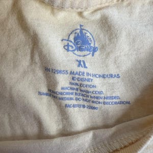 Camiseta amarilla estilo retro de Disney World, talla XL, con el logotipo vintage de Walt Disney. Artículo de colección. imagen 4