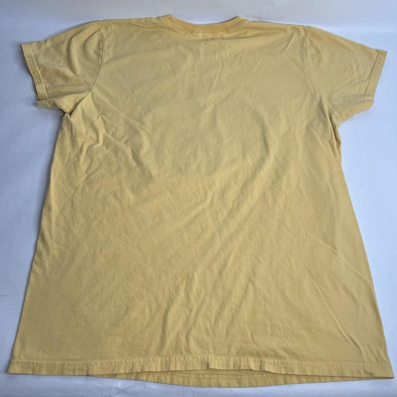 Camiseta amarilla estilo retro de Disney World, talla XL, con el logotipo vintage de Walt Disney. Artículo de colección. imagen 3