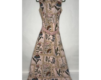 Vestido largo acolchado sin mangas hecho a mano estilo años 60 con cinturón de bloques florales rosa