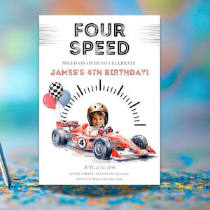 以下が含まれることがあります： 赤いレーシングカーとヘルメットをかぶった子供が描かれた誕生日招待状。「FOUR SPEED」と「JAMES'S 4TH BIRTHDAY!」のテキストとイベントの詳細が記載されています。