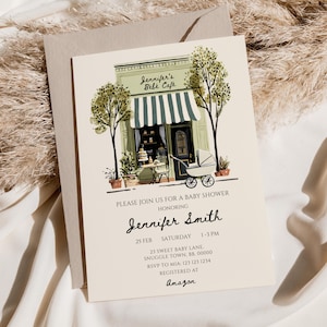 Könnte beinhalten: Babyparty-Einladung mit einer Café-Illustration, einer grün-weiß gestreiften Markise und dem Text "Jennifer's Bébé Cafe". Die Einladung enthält Eventdetails: Name der Geehrten, Datum, Uhrzeit und Ort.