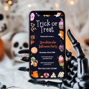 Puede incluir: Un teléfono inteligente muestra una invitación a una fiesta de Halloween con el texto "Trick or Treat" y "Spooktacular Halloween Party". La invitación presenta ilustraciones de acuarela de golosinas de Halloween y personajes espeluznantes. El teléfono es sostenido por una mano de esqueleto negro.