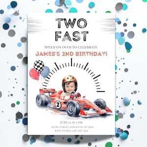 Pode incluir: Um convite de aniversário com o texto "TWO FAST" e "JAMES'S 2ND BIRTHDAY!". Apresenta uma ilustração em aquarela de uma criança em um carro de corrida vermelho, balões e um design de velocímetro. O convite inclui detalhes do evento.