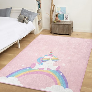 Ein rosa Einhorn-Regenbogenteppich - Weicher Kinderteppich mit Sonnenbrille, Waschbar, Kinderzimmer-Dekoration
