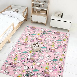 Alfombra infantil rosa con animales espaciales: suave alfombra de dibujos animados con gatos, perezosos y planetas para la habitación de tu bebé, sala de juegos o regalo para baby shower.