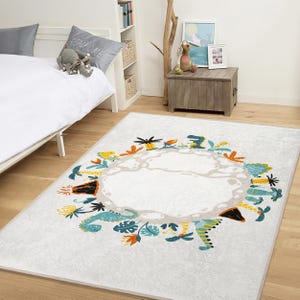 Tappeto da gioco Dino Adventure Rug Kids, un giocoso tappeto da gioco con dinosauri e un vivace motivo preistorico. Morbido, resistente e perfetto per un gioco creativo.