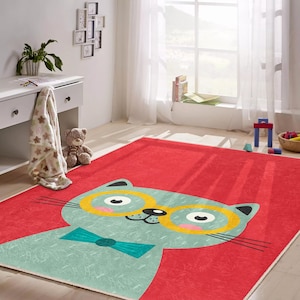 Alfombra infantil de gato: alfombra roja para habitación infantil con un adorable gato verde y gafas. Pajarita/alfombrilla suave de animales para habitación infantil. Decoración para sala de juegos.
