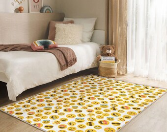 Può includere: Un tappeto rettangolare con un motivo ripetuto di faccine emoji gialle su sfondo bianco. Il tappeto è posizionato su un pavimento in legno chiaro in una camera da letto.