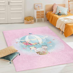 Rosa Heißluftballonteppich - weicher, waschbarer, rutschfester Kinderzimmerteppich mit Bärennilpferd, Blumenwolken-Design, Babypartygeschenk-Mädchenspielzimmer Matte