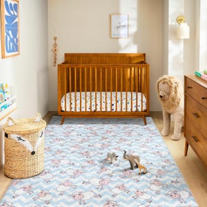 Alfombra de ovejas para habitación de bebé: suave alfombra azul con adorables corderitos. Diseño en zigzag para sala de juegos, zona Montessori o regalo para baby shower.