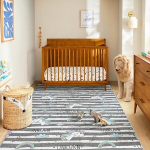 Grau gestreifter Einhornteppich - pastellfarbener Regenbogen-Kinderteppich mit Wolken - Sterne, niedliche Mädchenzimmer- oder Spielzimmerdekoration