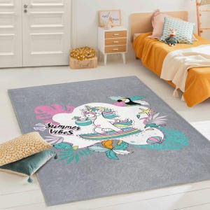 Alfombra de unicornio gris con vibraciones veraniegas: divertida alfombra de dibujos animados para niños pequeños, tapete de juego en tonos pastel, decoración para habitación de niña - Idea de regalo para baby shower