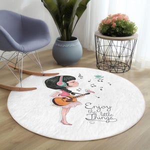 Alfombra redonda con diseño de niña musical: adorable niña de dibujos animados con guitarra y notas musicales. Alfombra con frase &quot;Disfruta de las pequeñas cosas&quot; para habitación infantil o guardería.