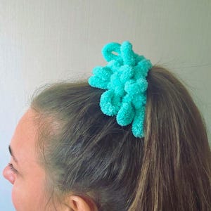 Elastico per capelli turchese lavorato a maglia con le dita, elastico spesso e soffice, accessorio per capelli di tendenza fatto a mano con texture.