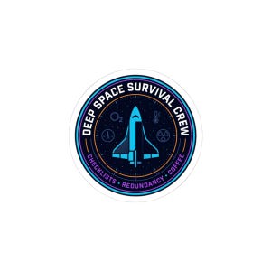 Peut inclure: Un autocollant circulaire sur le thème de l'espace. Le design présente une navette spatiale bleue et sarcelle au centre, entourée du texte "DEEP SPACE SURVIVAL CREW" et d'autres mots comme "CHECKLISTS" et "COFFEE". L'autocollant a un fond noir avec une bordure bleue et violette.