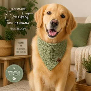 Peut inclure: Un golden retriever portant un bandana pour chien triangulaire en crochet vert sauge, orné d'une petite étiquette en similicuir marron avec une icône de patte. Le bandana présente un motif en maille tissée et texturée autour du cou.