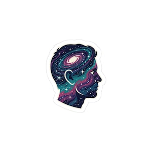 Peut inclure: Un autocollant représentant le profil d'une tête humaine remplie d'une galaxie. La galaxie est représentée avec des tourbillons bleus, violets et des étoiles blanches. L'autocollant a un bord blanc.