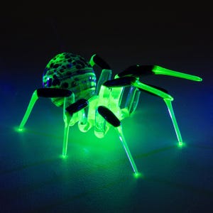 Spindelfigur i uranglas – Handgjord lampverksskulptur med UV-reaktiv effekt