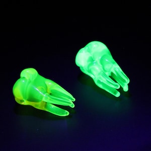 Figura de diente de vidrio de uranio, mini diente de vidrio reactivo a los rayos UV que brilla bajo luz negra, regalo dental hecho a mano, pequeña escultura de vidrio.