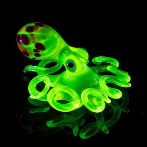 Bläckfiskfigur i uranglas, Murano-havsskulptur, UV-reaktiv