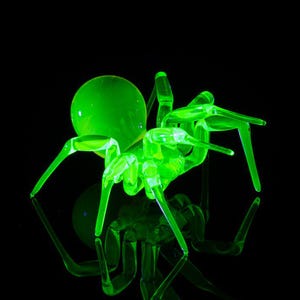Orange spindelfigur i uranglas – miniatyrinsekt – Sci-fi-skulptur som lyser i mörkret – handgjord lampa