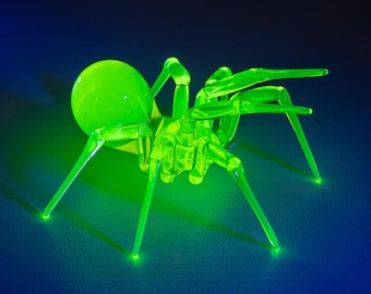 ウランガラスの蜘蛛の彫刻、ムラーノ産の緑色に輝く置物