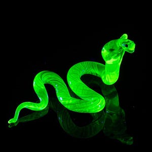 Glowing Uranium Glass Snake Figurine Murano Style Neon Green Cobra Sculpture Vaseline Glass Animal Decor Gift