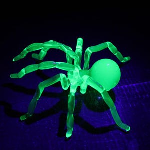 Glow in the Dark Uranium Glass Tarantula Figurine – Handmade Lampwork Spider Sculpture, UV Reactive Gift for Collectors