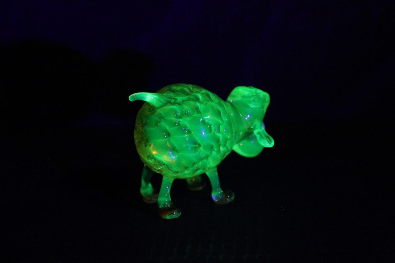 ウランガラスの羊の置物 - 蛍光グリーンのワセリンガラスの動物 - Etsy