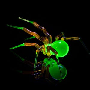 Uranium Glass Spider Figurine – Handmade Glowing Green Art Glass Insect – Lampwork Spider Sculpture – UV Reactive Creepy Cute Gift