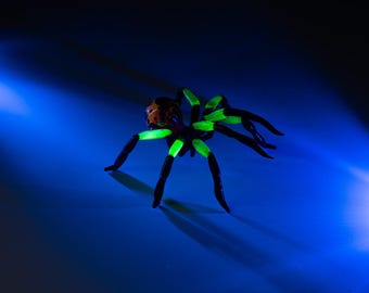 Poison Berry Glass Spider – Glowing Uranium Figurine – Red and Green Fantasy Insect – Handmade UV