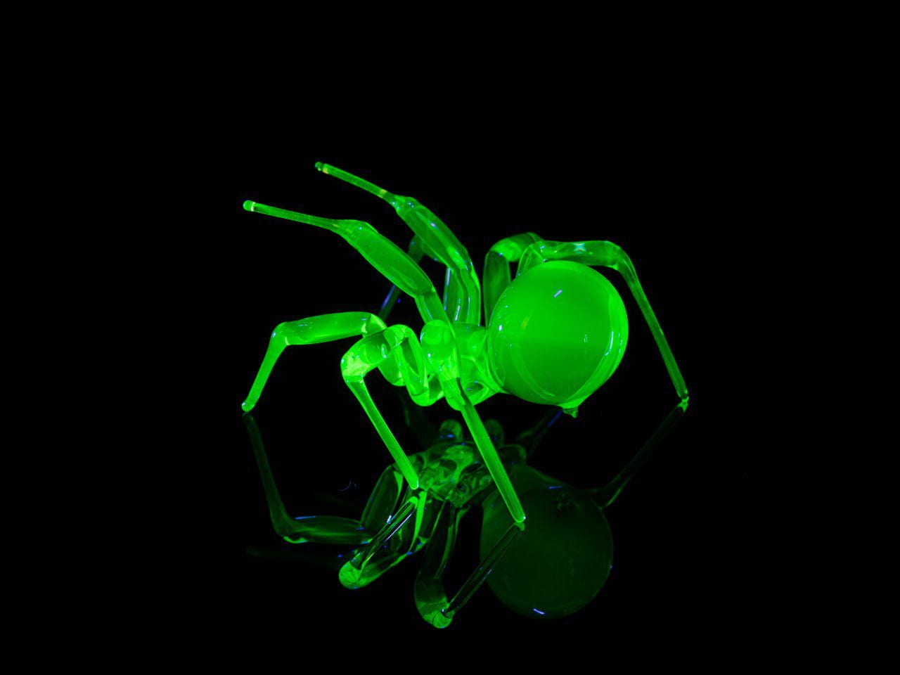 Uranium Glass Spider Figurine – Neon Green Miniature Insect – Sci-Fi Glow in the Dark Sculpture – Handmade Lampwork Bug Decor