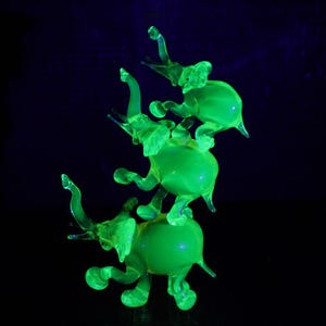 Stacked Uranium Glass Elephant Figurine – 3 Elephants on Top of Each Other – Glowing Animal Sculpture – Fluorescent Glass Totem Gift